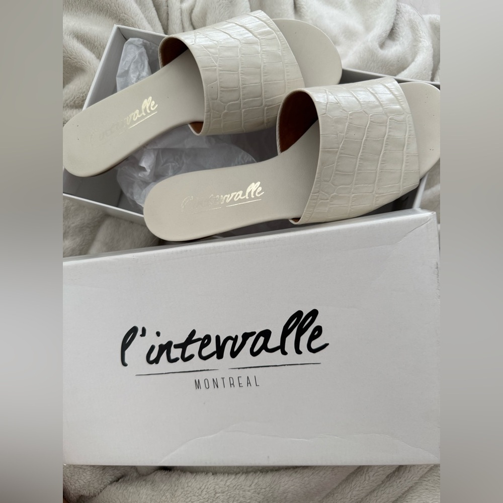 L’INTERVALLE. White leather sandals